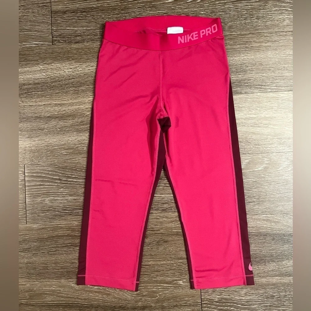 Nike Pro Two-Tone Capri Leggings in Fuchsia Force/Deep Garnet/Hyper Pink Medium